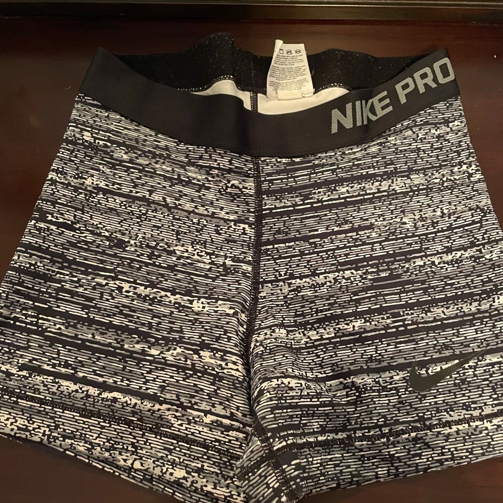 BLACK AND WHITE NIKE PROS